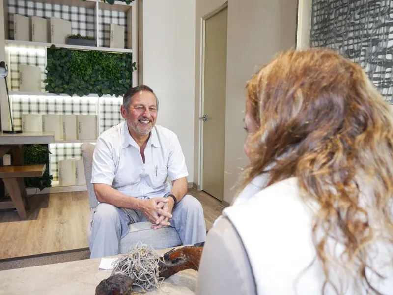 Dr. Óscar Barriga durante una conversación médica